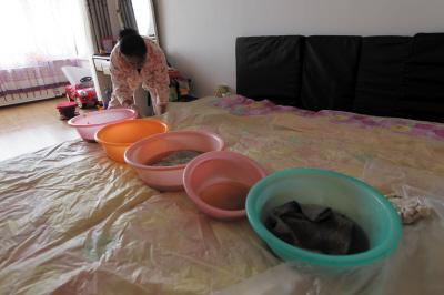 巴州楼上漏水，住户失联，小区没物管，业主维权难！律师来支招……